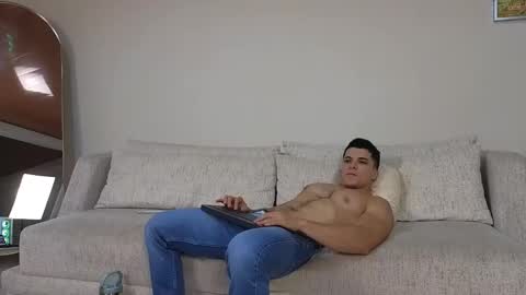 Snapshot of maximohoot chatting on February 1, 2:05 am Sebastian online show from February 1, 2:05 am