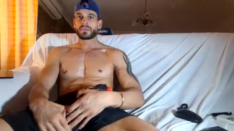 Snapshot of maxpac_rocco chatting on October 16, 1:02 am maxpac_rocco online show from October 16, 1:02 am