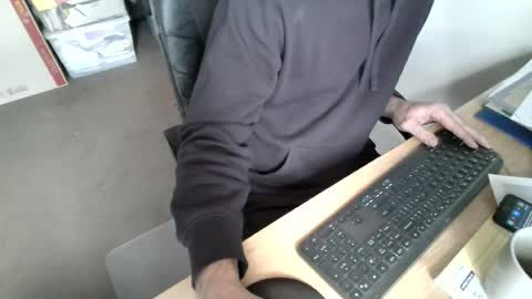 melbguy_075 online show from August 6, 3:01 am