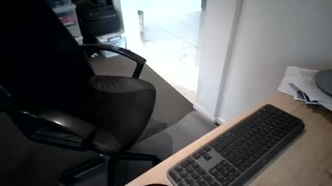 melbguy_075 online show from April 29, 6:40 am