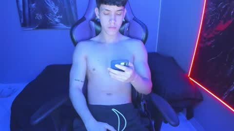 Snapshot of michael_twink18 chatting on October 20, 4:05 am Michael online show from October 20, 4:05 am