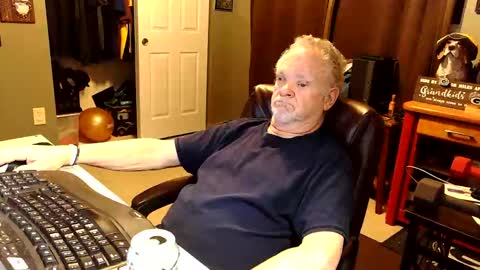Snapshot of midwestdad09 chatting on October 20, 9:57 am midwestdad09 online show from October 20, 9:57 am