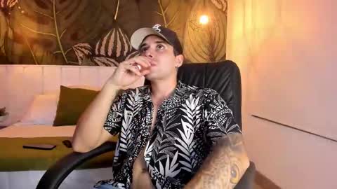 Snapshot of mike_montoya chatting on October 17, 11:31 pm Mike Montoya online show from October 17, 11:31 pm