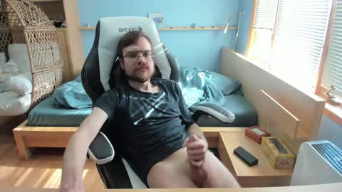 momotkb online show from April 9, 8:48 pm