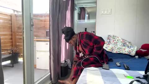 MrBigDThomas online show from March 4, 5:09 pm