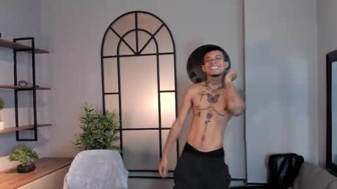 Snapshot of mrjustin_ chatting on October 20, 8:13 pm mrjustin_ online show from October 20, 8:13 pm