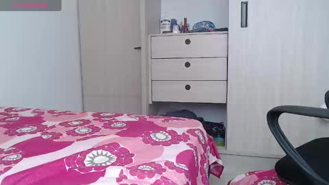 Snapshot of mrmickke chatting on January 5, 7:39 pm INDEPENDT MODEL - Twitter mrmickke online show from January 5, 7:39 pm