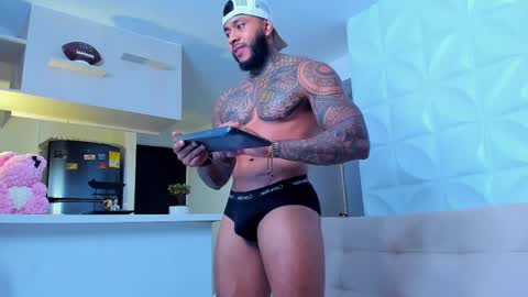 Snapshot of muscle_man19 chatting on February 25, 12:03 am Nick online show from February 25, 12:03 am