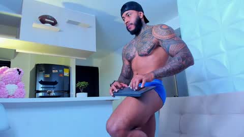 Snapshot of muscle_man19 chatting on February 3, 11:05 pm Nick online show from February 3, 11:05 pm