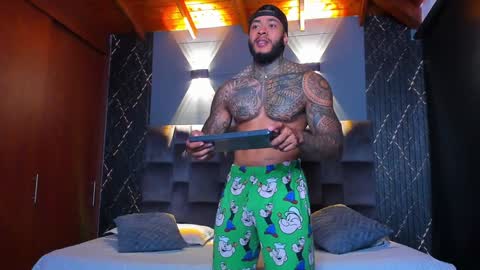 Snapshot of muscle_man19 chatting on December 27, 12:18 am Nick online show from December 27, 12:18 am