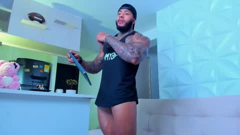 Snapshot of muscle_man19 chatting on February 28, 12:43 am Nick online show from February 28, 12:43 am