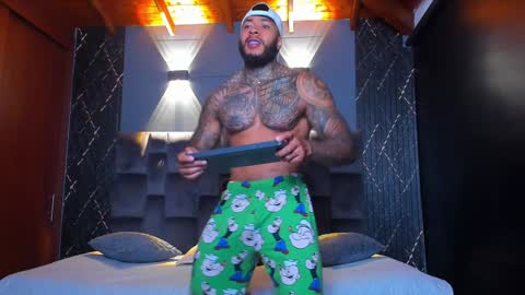 Snapshot of muscle_man19 chatting on December 7, 12:42 am Nick online show from December 7, 12:42 am