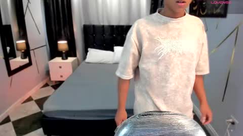 noah_smith04 online show from February 26, 1:08 pm