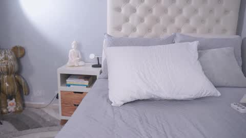 Noah Avery online show from March 5, 2:19 am