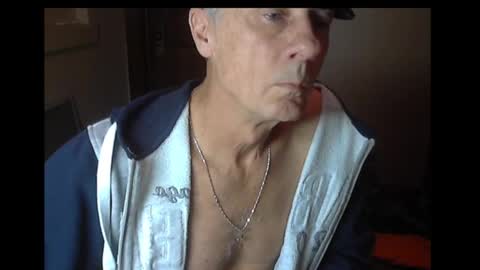 Snapshot of office_slr chatting on October 26, 1:07 am Officer online show from October 26, 1:07 am