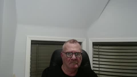 Snapshot of oldguybigd chatting on October 21, 5:54 am oldguybigd online show from October 21, 5:54 am