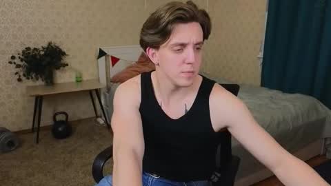 Snapshot of oliver_travis chatting on October 15, 1:24 am Oliver Evans online show from October 15, 1:24 am