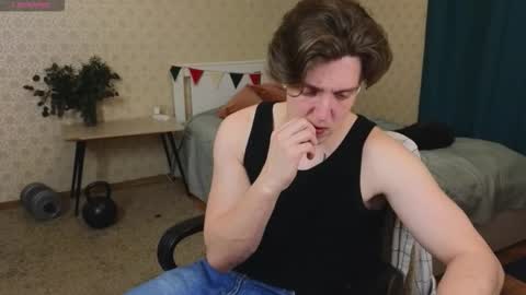 Snapshot of oliver_travis chatting on October 28, 2:03 am Oliver Evans online show from October 28, 2:03 am