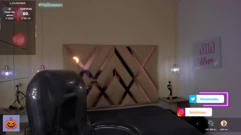 Snapshot of olivertwinky_ chatting on October 20, 2:32 pm Oliver online show from October 20, 2:32 pm