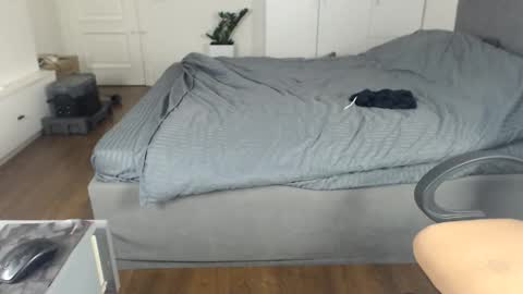 onebestlover online show from October 31, 6:50 am