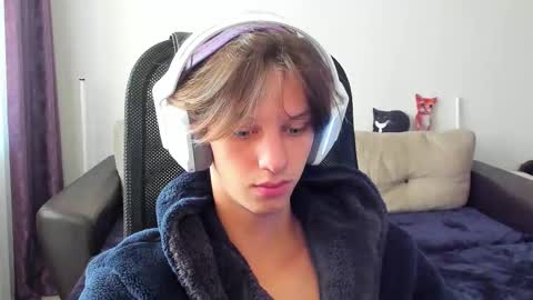 Snapshot of ostin_meoww chatting on October 21, 10:18 am Ostin online show from October 21, 10:18 am