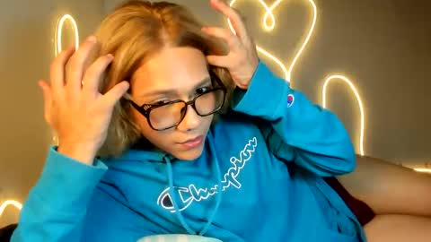 Snapshot of parisstone2 chatting on December 11, 9:44 pm connie online show from December 11, 9:44 pm