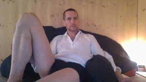 Snapshot of paueriwan chatting on March 6, 10:41 am paueriwan online show from March 6, 10:41 am
