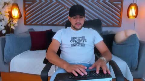 Snapshot of paul_rivera chatting on October 17, 11:20 pm Paul Rivera online show from October 17, 11:20 pm