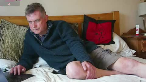 paullie2011 online show from April 15, 8:58 am