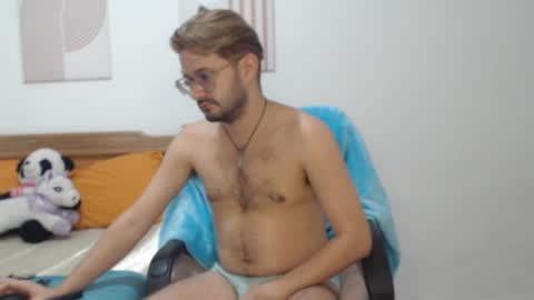 Snapshot of peter_x_annaud chatting on October 21, 8:01 pm FELIPE online show from October 21, 8:01 pm