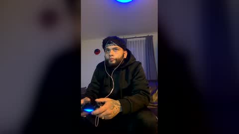 privekeanu23 online show from January 19, 4:37 am