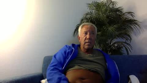 Snapshot of quest_one chatting on January 5, 2:49 am Jim online show from January 5, 2:49 am