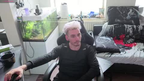 Rayzel online show from April 19, 11:42 am