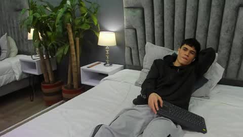 Roan Birkin online show from February 17, 7:31 pm