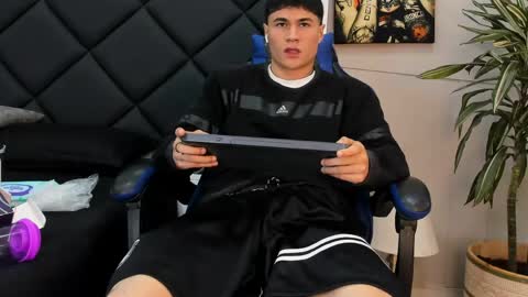 Roan Birkin online show from April 16, 9:39 pm