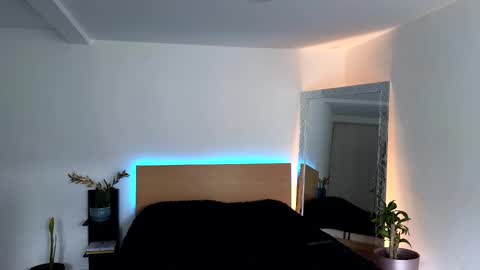 Snapshot of russell_adams_ chatting on September 19, 1:11 pm R U S S E L L online show from September 19, 1:11 pm