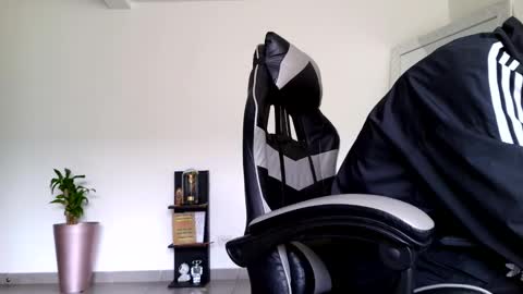 Snapshot of russell_adams_ chatting on October 16, 12:35 pm R U S S E L L online show from October 16, 12:35 pm