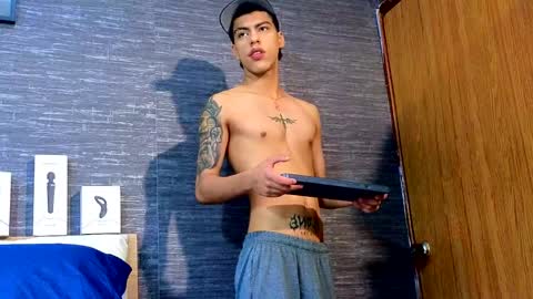 Snapshot of russell_adams_ chatting on February 9, 12:52 pm R U S S E L L online show from February 9, 12:52 pm