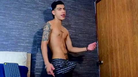 Snapshot of russell_adams_ chatting on February 26, 2:36 pm R U S S E L L online show from February 26, 2:36 pm