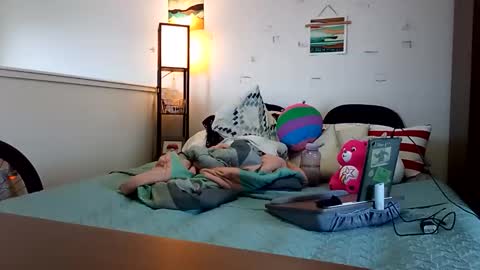 salis1981 online show from December 13, 7:53 pm