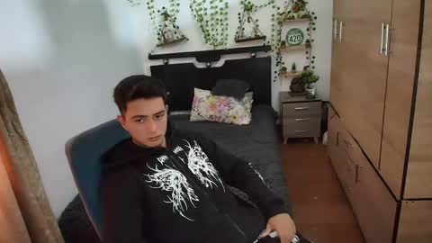 santi_ss online show from June 7, 3:52 pm