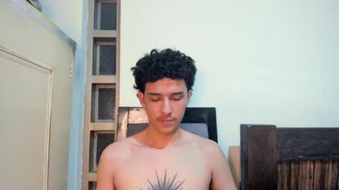 Snapshot of santi_twink19 chatting on October 4, 4:39 am santi_twink19 online show from October 4, 4:39 am