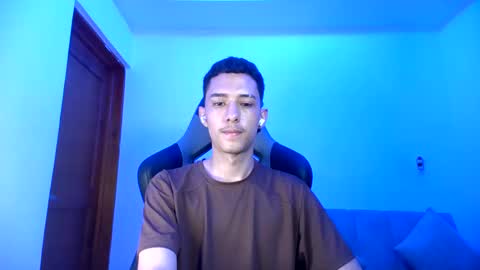 Snapshot of santi_twink19 chatting on February 1, 12:07 am santi_twink19 online show from February 1, 12:07 am