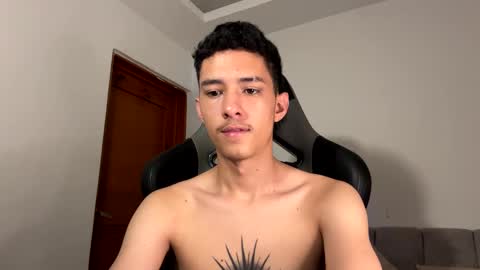 Snapshot of santi_twink19 chatting on January 8, 11:52 pm santi_twink19 online show from January 8, 11:52 pm
