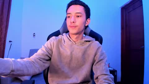 Snapshot of santi_twink19 chatting on December 11, 4:30 am santi_twink19 online show from December 11, 4:30 am