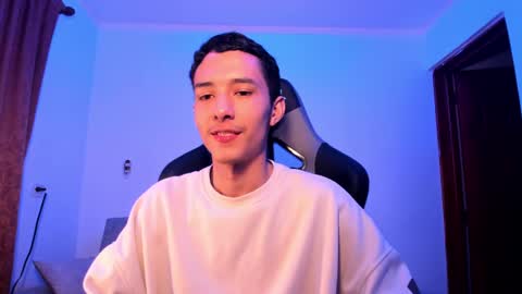 Snapshot of santi_twink19 chatting on December 6, 3:08 am santi_twink19 online show from December 6, 3:08 am