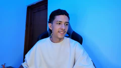 Snapshot of santi_twink19 chatting on February 9, 6:33 am santi_twink19 online show from February 9, 6:33 am