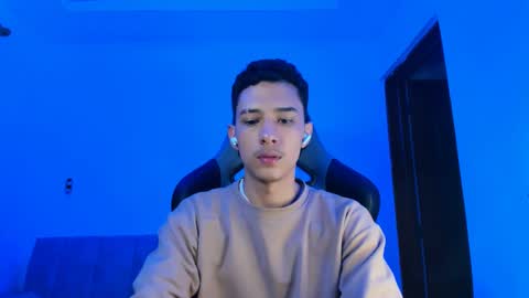 Snapshot of santi_twink19 chatting on February 7, 8:44 am santi_twink19 online show from February 7, 8:44 am