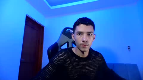 Snapshot of santi_twink19 chatting on January 10, 9:02 am santi_twink19 online show from January 10, 9:02 am