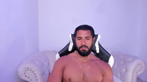 Snapshot of santiago_huntt chatting on October 19, 3:59 pm santiago_huntt online show from October 19, 3:59 pm